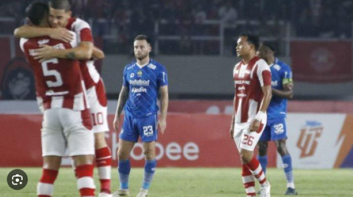 Persib Bandung harus menelan kekecewaan setelah mengalami kekalahan saat bertandang ke markas Persis Solo pada Selasa (8/8) malam. (Twitter Mafia Wasit) - Image