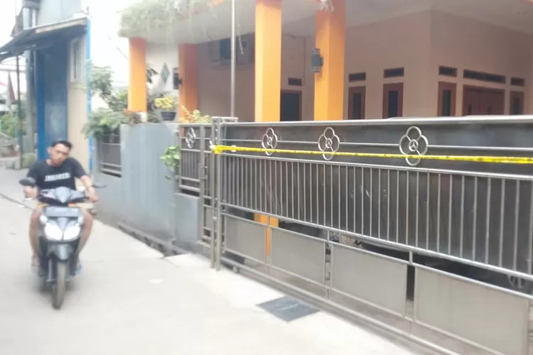 Lokasi rumah peristiwa pembunuhan di dalam salah satu rumah di Jalan Takong RT3/8 Sukamaju Baru, Kecamatan Tapos pada Kamis (10/8). (Dok Radar Depok/ JPG) - Image