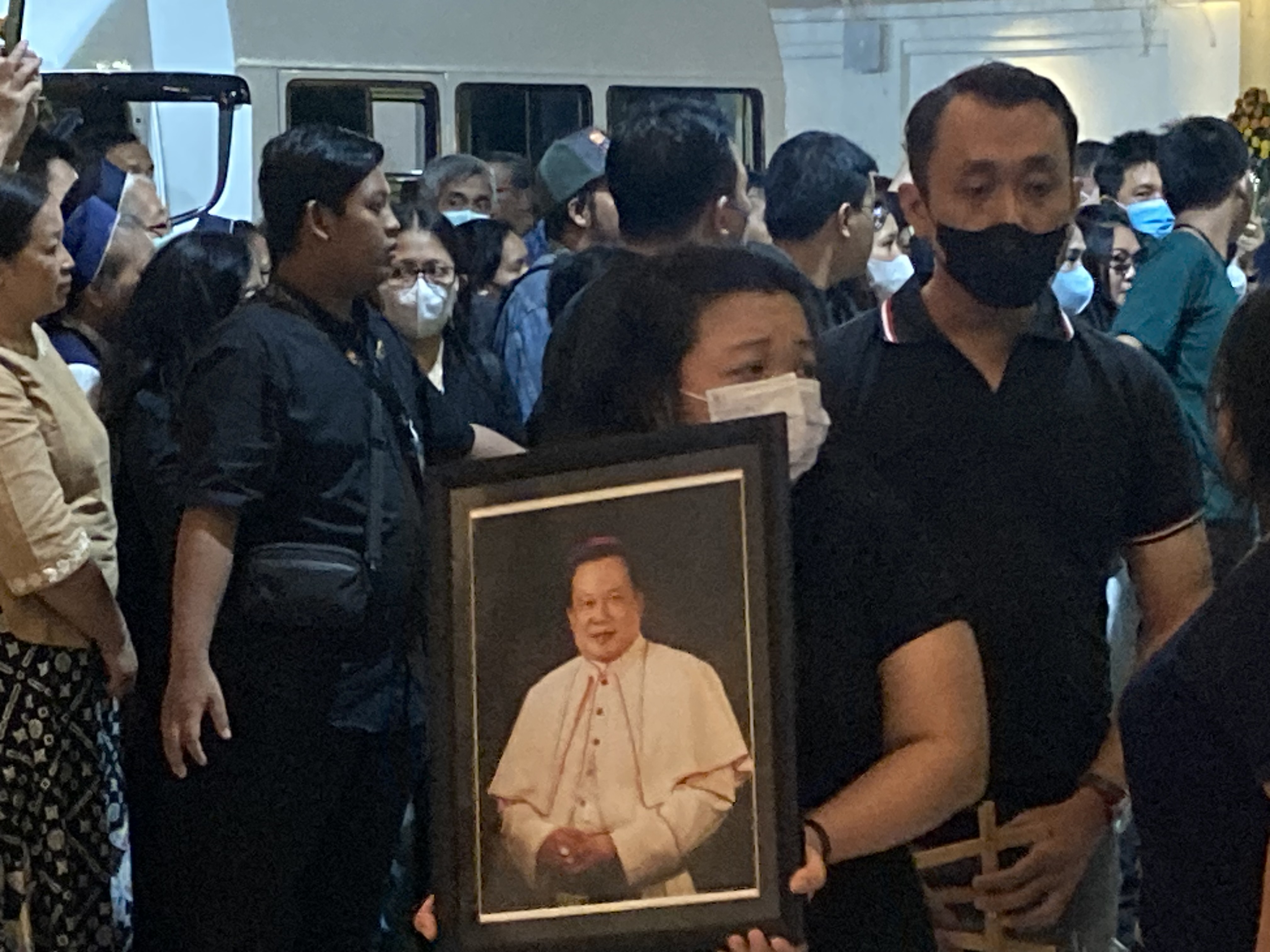 Anggota keluarga uskup Vincentius Sutikno Wisaksono memegang foto mendiang saat misa arwah. (Dimas Nur Apriyanto/ JawaPos.com) - Image