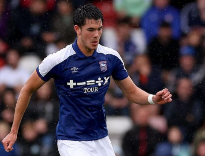 Elkan Baggott saat membantu Ipswich Town menghadapi Bristol Rovers di babak pertama Piala Liga Inggris. (ipswich town) - Image