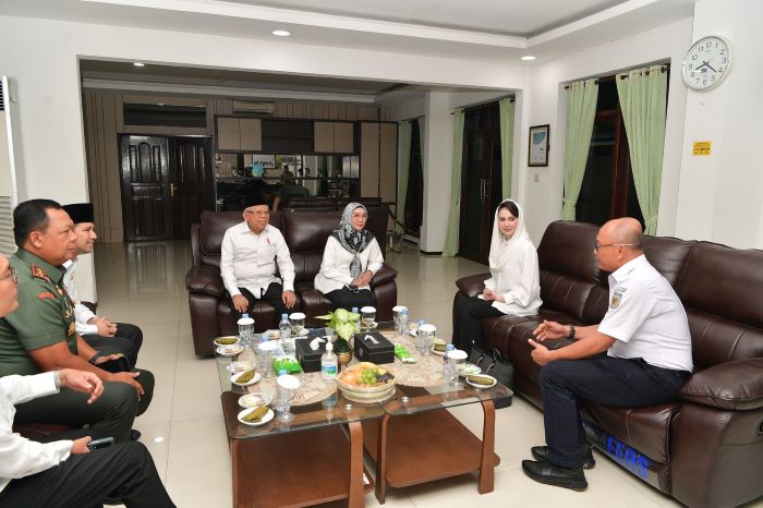 Wapres Ma’ruf Amin beserta rombongan terbatas, melanjutkan agenda kegiatan bersama rombongan menuju Kabupaten Tuban menggunakan Kereta Api Inspeksi (KAIS) 4, pada Kamis (10/8). - Image
