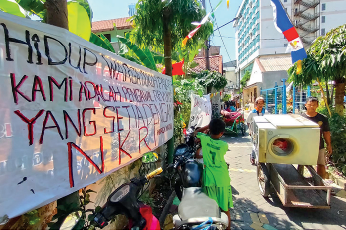 TOLAK PINDAH: Warga memasang spanduk yang berisi penolakan terhadap eksekusi yang dilakukan PN Surabaya. - Image