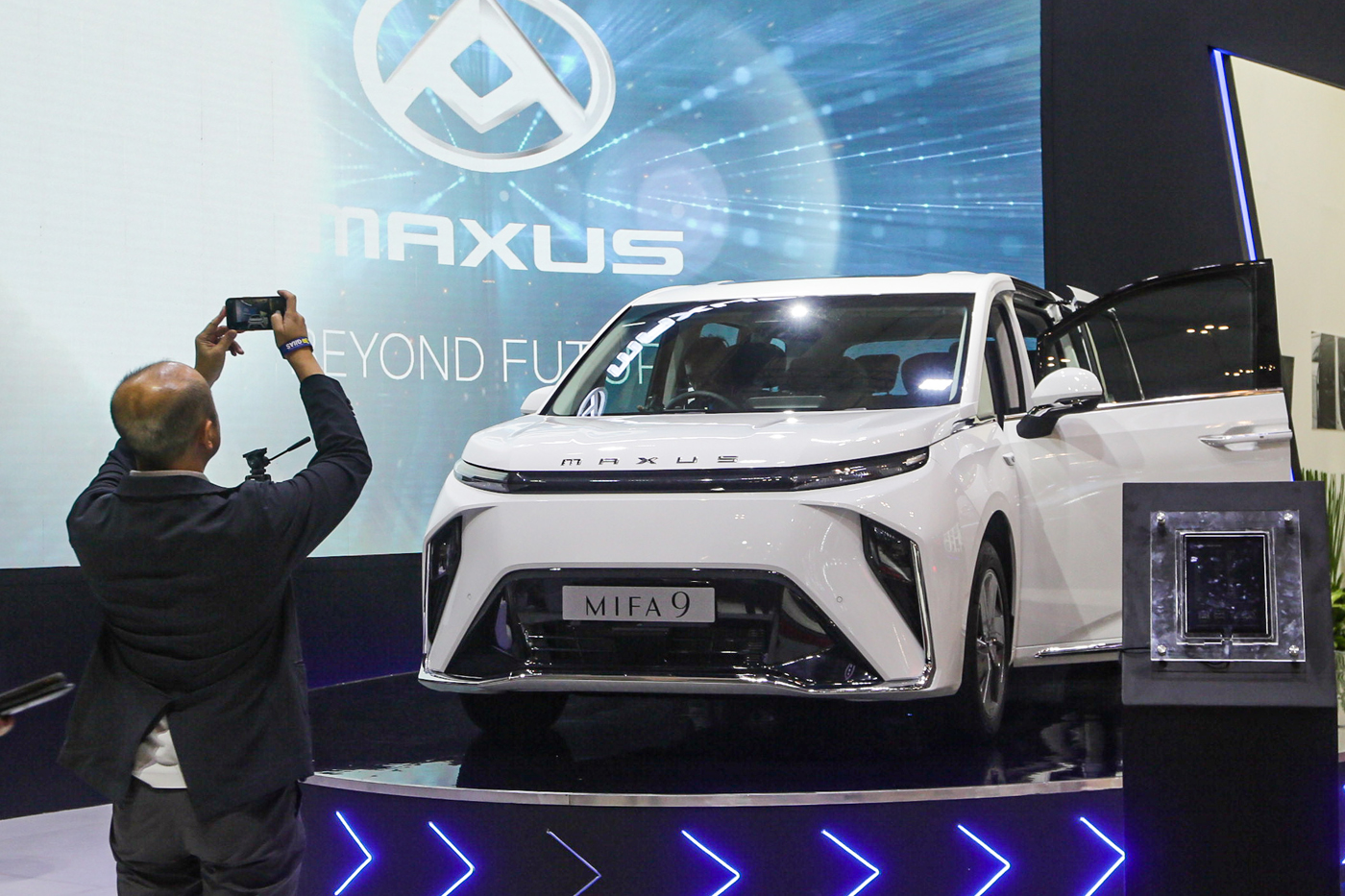 Maxus Mifa 9 di GIIAS 2023 di GIIAS 2023 di ICE BSD City, Tangerang Banten. - Image