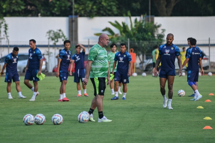Bojan Hodak (tengah) saat memimpin latihan Persib Bandung jelang persiapan menghadapi Barito Putera. - Image