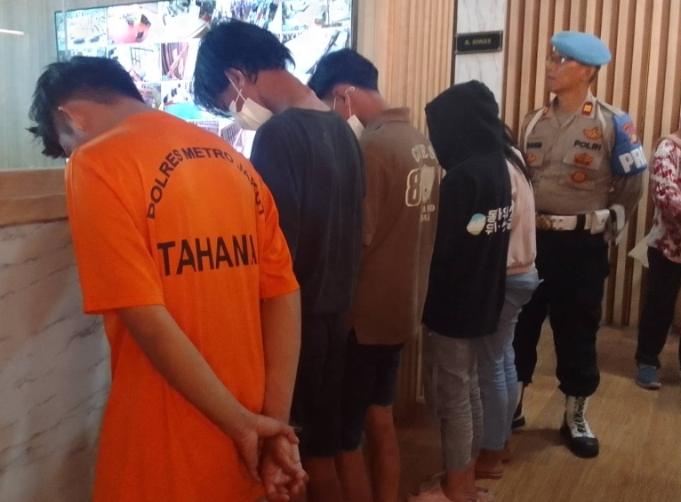 Polisi menangkap 5 pelaku pengeroyokan seorang anak lelaki berinisial DRS, 15, di daerah Sunter, Jakarta Utara - Image