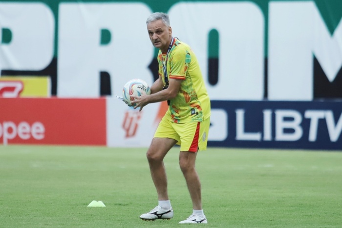 Pelatih PSS Sleman Marian Mihail memperingatkan pemainnya jelang menghadapi Bhayangkara FC. - Image