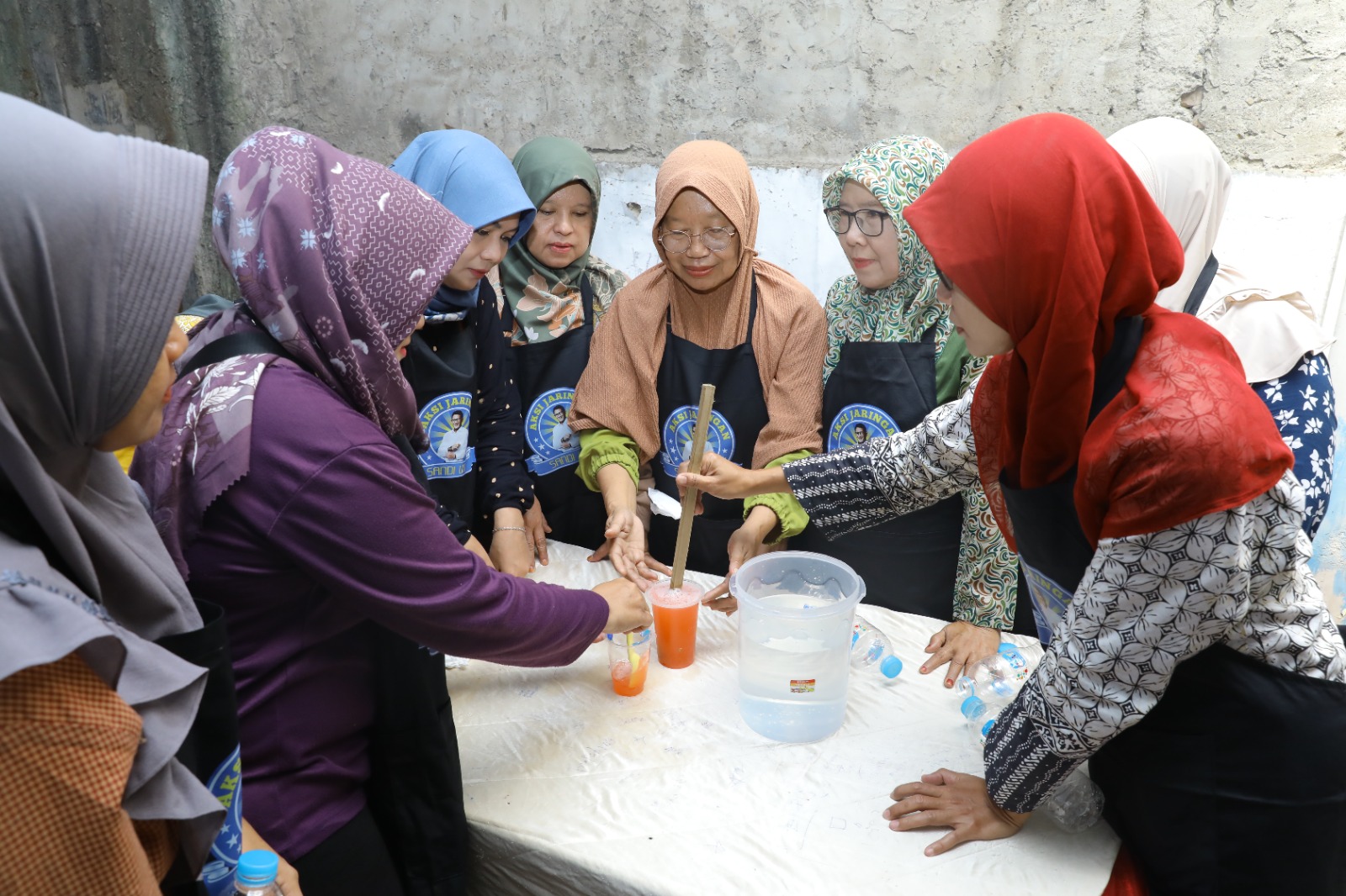 Warga RT 01/RW 03, Kelurahan Petir, Kecamatan Cipondoh, Kota Tangerang, mengikuti pelatihan membuat sabun cuci. (Istimewa) - Image