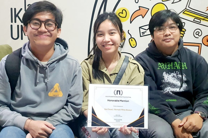 Muhammad Ammar Nashshar Yusuf (director of photography), Chu Livia Christine Wijaya (producer), dan Kiki Rahma Ardiansyah (director) meraih Honorable Mention dalam 2023 SWIFF. - Image