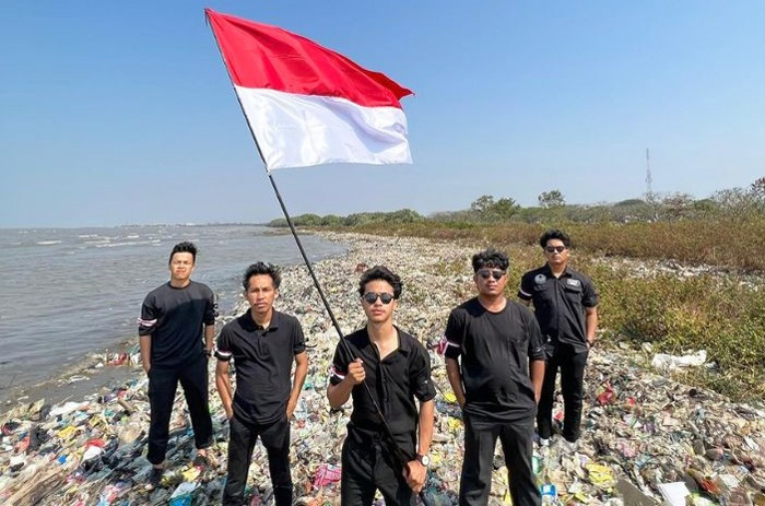 Peringati HUT ke-7 RI, Pandawara Group mengajak masyarakat membersihkan Pantai Kesenden yang terletak di Jalan Diponegoro, Kota Cirebon, Jawa Barat. - Image