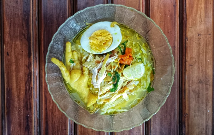 Soto menjadi hidangan berkuah yang banyak dijumpai di Kota Surabaya. (fajar mujianto/jawapos.com) - Image
