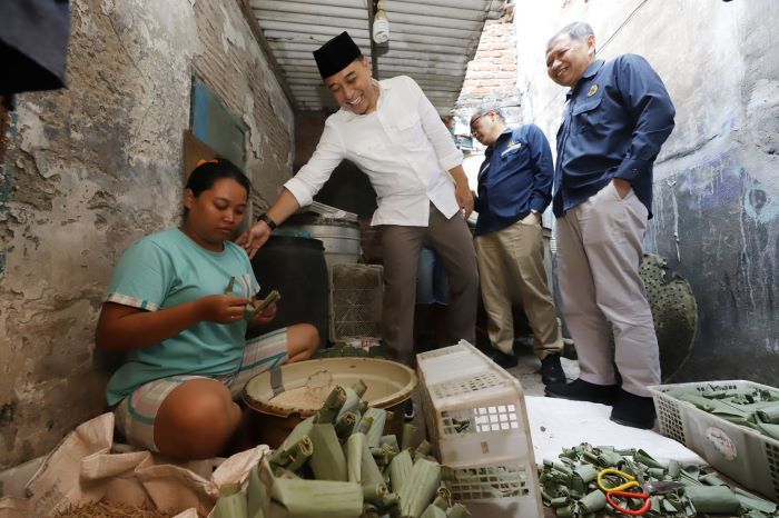 Wali Kota Surabaya Eri Cahyadi bersama Dirjen Migas Kementerian ESDM Tutuka Ariadji berkunjung Kampung Lontong. - Image