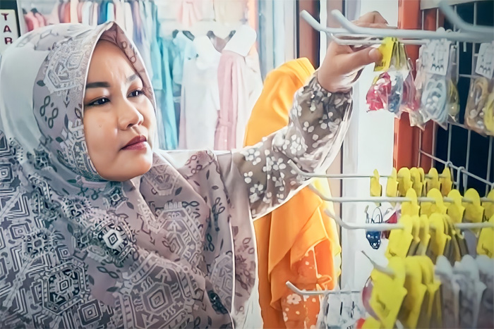 Sri Wigatiningsih, pemilik UMKM Dinova Store asal Dusun Panggungploso Kabupaten Tulungagung, Jawa Timur. (Istimewa) - Image