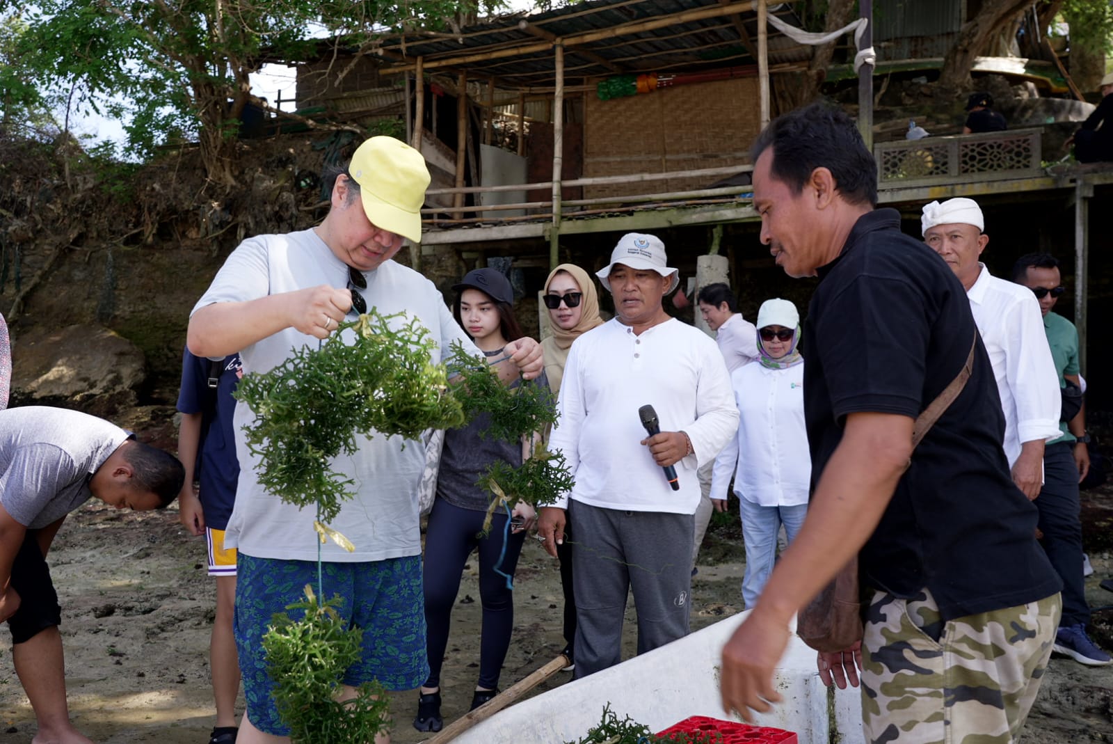 Menteri Koordinator Bidang Perekonomian Airlangga Hartarto saat meninjau Desa Nelayan Lembongan, Bali. (Istimewa) - Image