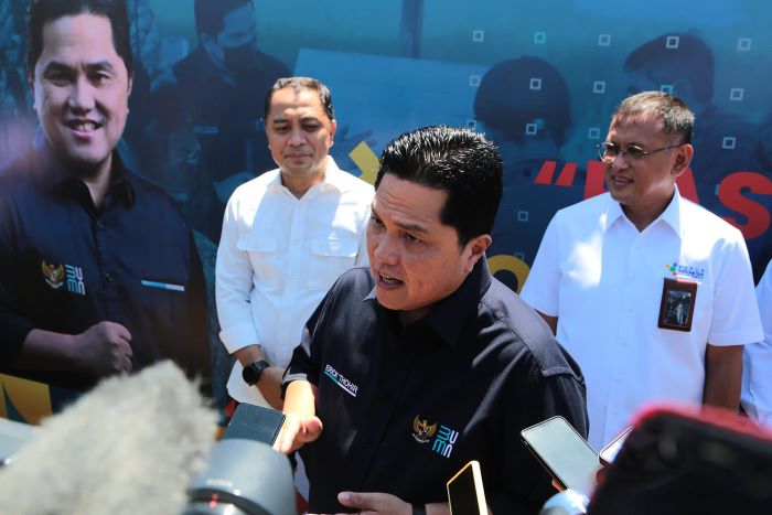 Wali Kota Surabaya Eri Cahyadi mendampingi Menteri BUMN Erick Thohir meninjau Pasar Murah Surabaya di Lapangan Tugu Pahlawan, Minggu (13/8). - Image