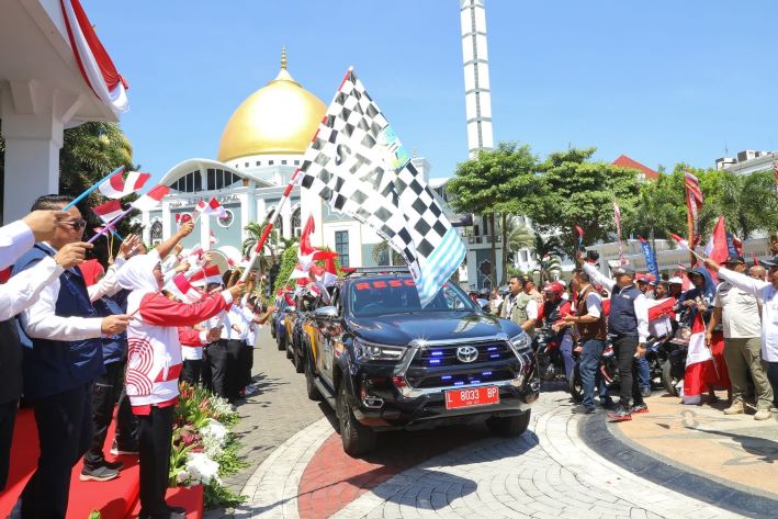 Gubernur Khofifah Indar Parawansa berangkatkan TKSK dan Tagana di halaman Kantor Gubernur Jawa Timur, Surabaya, Minggu (13/8), menyalurkan tali asih. - Image