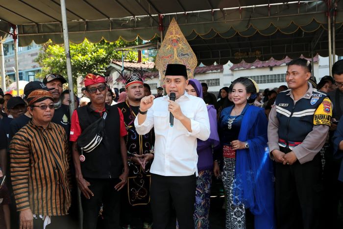 Wali Kota Surabaya Eri Cahyadi menghadiri gelaran Sedekah Bumi Kampung Ngesong RW 06 Dukuh Kupang, Kelurahan Dukuh Kupang, Kecamatan Dukuh Pakis, Surabaya, Minggu (13/8). - Image