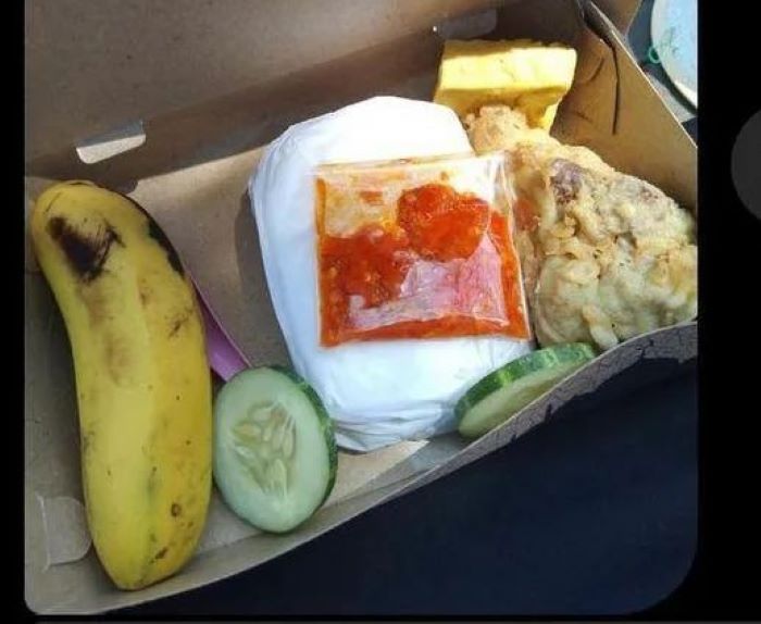 Viral keluhan mahasiswa baru yang merasa mendapatkan konsumsi tak layak makan atau basi, pada kegiatan Orientasi Mahasiswa Baru UII Pesona Taaruf (PESTA) 2023. (Instagram) - Image