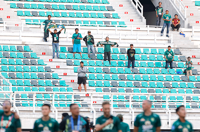 LENGANG: Suasana tribun Gelora Bung Tomo yang melompong saat Persebaya menjamu Persita. - Image