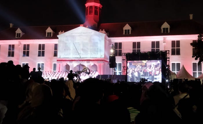 Untuk pertama kalinya tim orkestra dan paduan suara yang terdiri dari pemuda-pemudi seluruh pro.com vinsi se-Indonesia Gita Bahana Nusantara (GBN) tampil terbuka di ruang publik. - Image