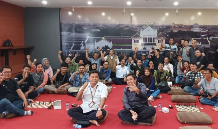 PT KAI Daop 3 Cirebon bersama Forum Jurnalis Cirebon (FJC) gelar Turnamen Catur Merah Putih, Senin (14/8). - Image