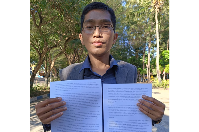 TEMPUH JALUR HUKUM: Rizal Aries, pengacara Mudzakir, menunjukkan surat gugatan. - Image