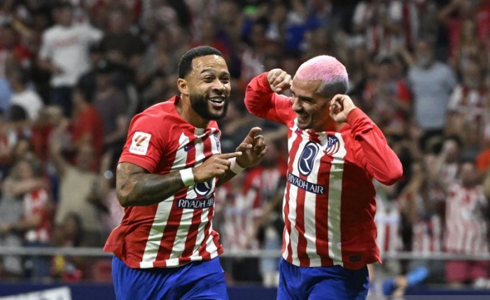 Memphis Depay (kiri) bersama Antoine Griezmann membawa Atletico Madrid ke puncak klasemen La Liga usai mengatasi Granada 3-1. (Antara) - Image