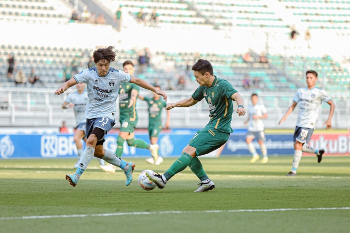 Sho Yamamoto (kanan) saat memberi warna dalam permainan Persebaya Surabaya kontra Persita Tangerang. Dia menuturkan kunci kebangkitannya dalam mencetak gol. (persebaya.id) - Image