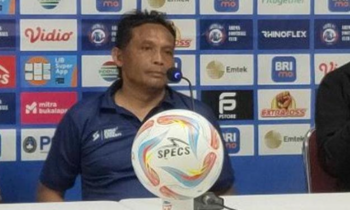 Caretaker Arema FC, Kuncoro, menilai masalah yang membuat timnya kalah dari RANS Nusantara FC. - Image