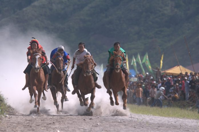 Pacu Kude, tradisi unik asal Aceh yang diadakan untuk menyambut hari kemerdekaan. (BPNB Aceh, Direktorat Jenderal Kebudayaan Republik Indonesia) - Image