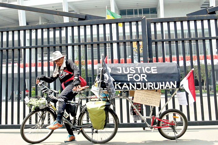 PERJALANAN PANJANG: Pak Midun di depan SUGBK Jakarta, Senin (14/8). Dia tidak diizinkan membawa sepedanya masuk ke dalam kompleks. - Image