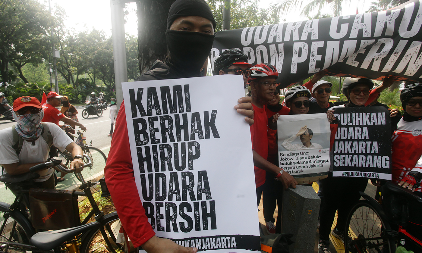 Sejumlah massa yang tergabung dalam Koalisi Ibu Kota menggelar aksi damai terkait buruknya polusi udara Jakarta di depan Balaikota DKI Jakarta, Rabu (16/8/2023). - Image