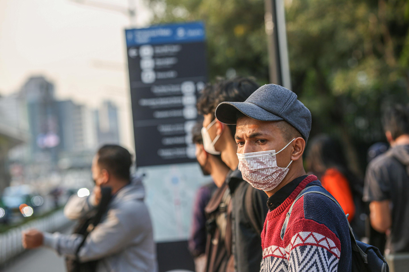 Masyarakat beraktivitas di luar ruangan saat polusi udara sedang memburuk di kawasan Jalan MH Thamrin, Jakarta Pusat, Selasa (15/8). - Image
