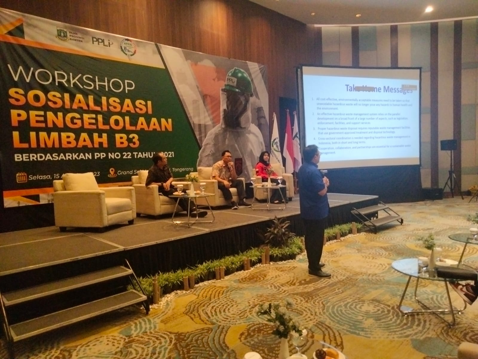 Sosialisasi pengolahan limbah B3 di Tangerang, Selasa (15/8). - Image