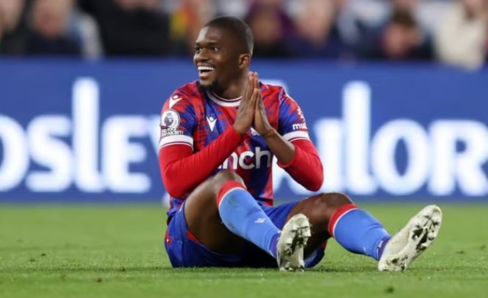 Cheick Doucoure saat membela Crystal Palace. Dia dianggap lebih baik ketimbang Moises Caicedo dan Romeo Lavia. (getty images) - Image