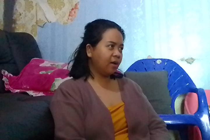 Chintia Suciati, 29, ibu dari bayi yang kritis di ICU RS Harapan Kita (Royyan/JawaPos.com) - Image