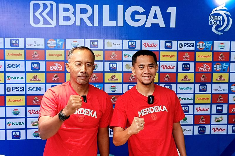 Pelatih karteker Persebaya Surabaya Uston Nawawi (kiri) berpose bersama pemain Reva Adi Utama (kanan) usai konferensi pers di Surabaya, Kamis (17/8). - Image