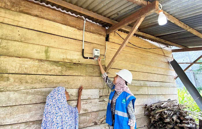 Suatu kebanggaan bagi para engineer PT PLN, khususnya kaum perempuan mampu berbuat dalam menerangi seluruh pelosok negeri termasuk daerah 3T (terdepan, terluar dan tertinggal). - Image