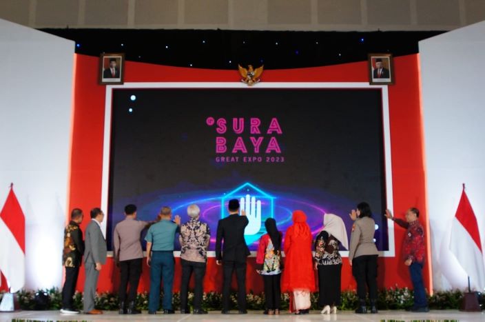 Wali Kota Surabaya Eri Cahyadi membuka Surabaya Great Expo (SGE) 2023 di Exhibition Hall Grand City Surabaya, Rabu (16/8). - Image
