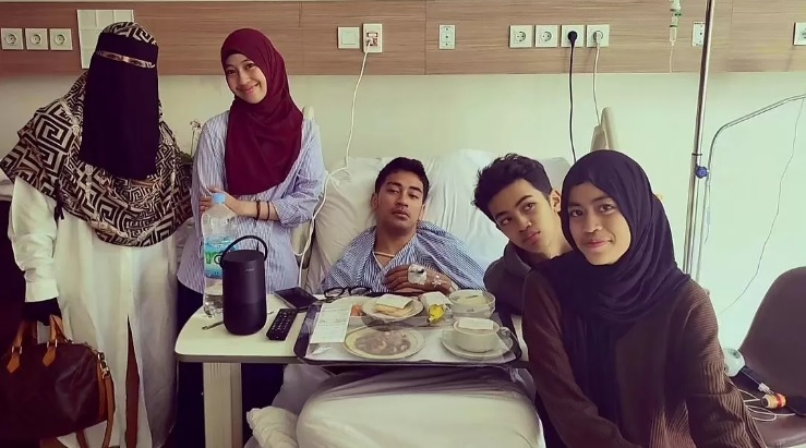 Abidzar didampingi seluruh keluarganya di rumah sakit. - Image