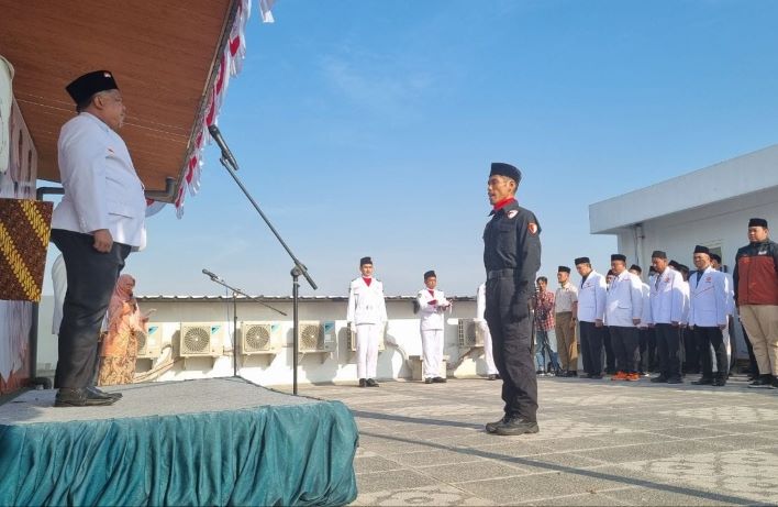 Upacara HUT Ke-78 Kemerdekaan RI di Rooftop Gedung PKS Jatim, Kamis (17/8), diikuti seluruh unsur PKS Jatim. - Image