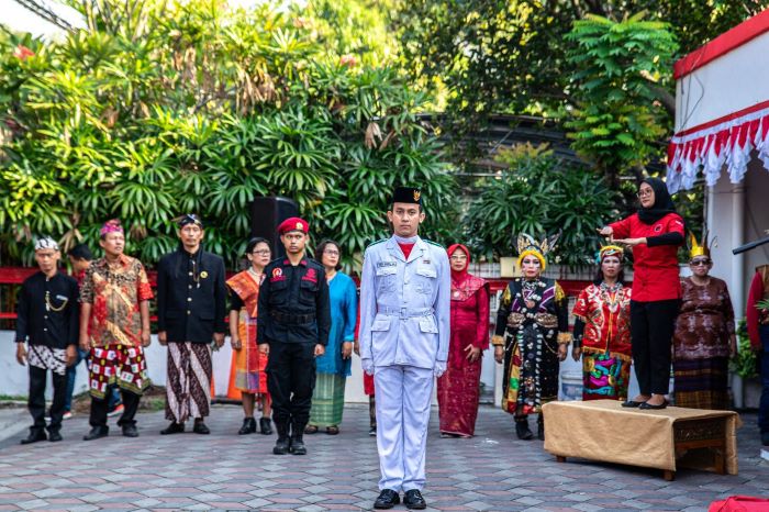 Kader PDI Perjuangan di Kota Surabaya melaksanakan upacara peringatan kemerdekaan Republik Indonesia kantor DPC PDIP Surabaya dengan khidmat, penuh rasa syukur, dan kegembiraan. - Image