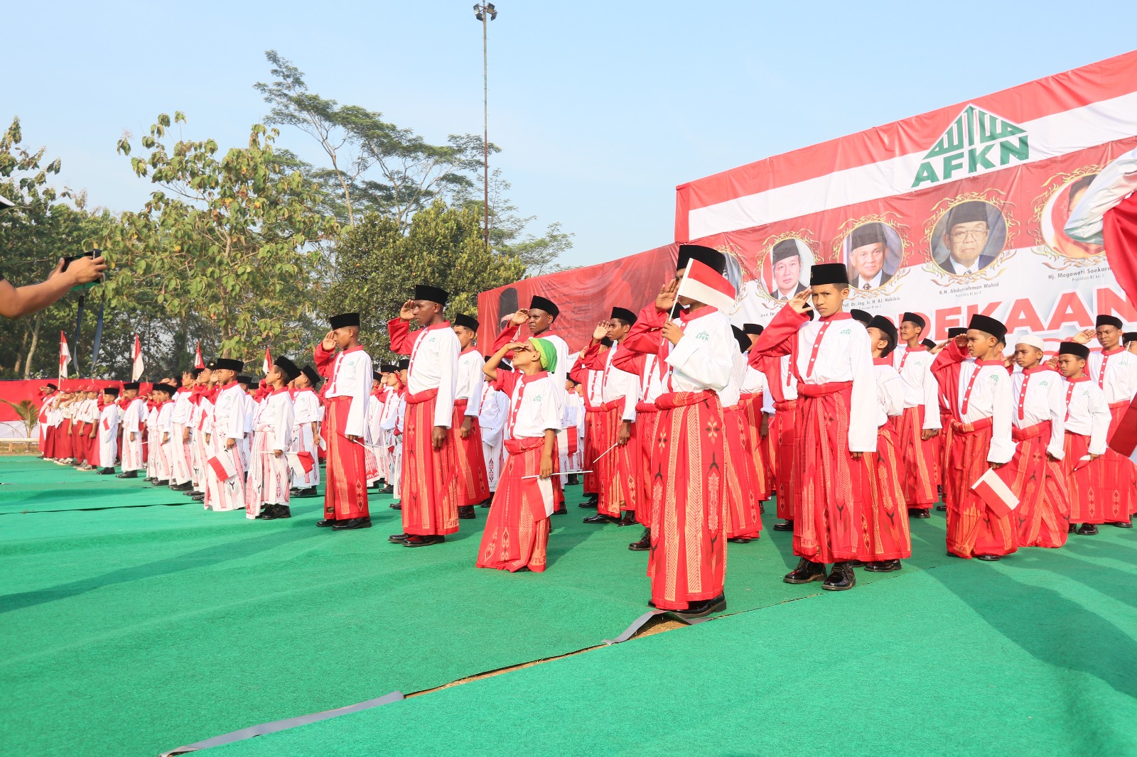 Para santri mengikuti upacara bendera di HUT RI ke-78 pada 17 Agustus 2023. (Istimewa) - Image