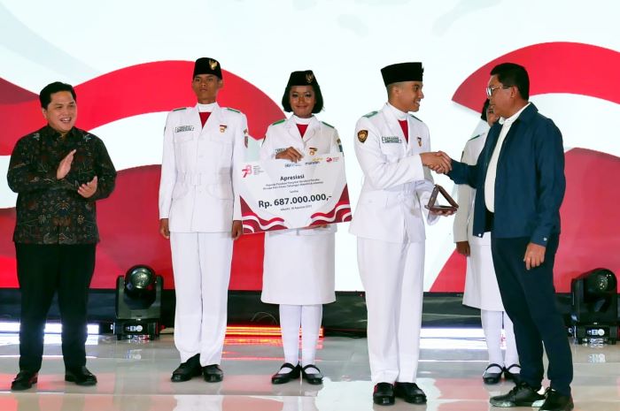 Direktur Utama Bank Mandiri Darmawan Junaidi memberikan apresiasi secara simbolis untuk seluruh anggota/perwakilan Tim Paskibraka 2023. - Image