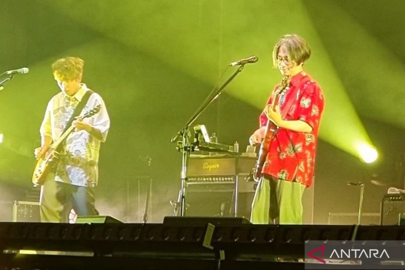 Vokalis Asian Kungfu Generation Masafumi Gotoh (kanan) tampil dengan kemeja berwarna merah pada konser perdana mereka di Indonesia yang berlangsung di Arena Tennis Indoor Senayan. (ANTARA) - Image