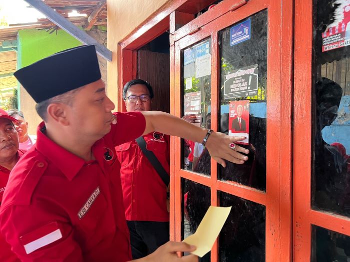 Wakil Ketua Bidang Politik DPD PDI Perjuangan Jatim Eri Cahyadi sosialisasikan Ganjar Pranowo sebagai capres yang diusung PDI Perjuangan. - Image