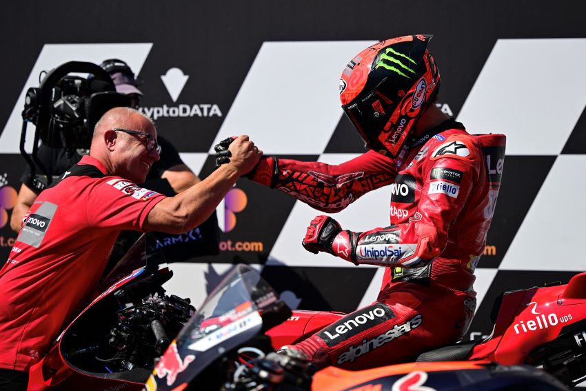 Francesco Bagnaia (kanan) merayakan kemenangan di feature race MotoGP Austria Minggu (20/8) bersama kru Ducati. - Image