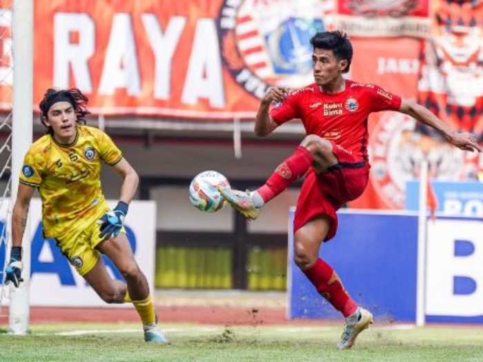 Hanif Sjahbandi mencetak gol kedua Persija saat ditahan imbang Arema FC 2-2 di Stadion Patriot Candrabhaga, Minggu (20/8). (twitter persija) - Image