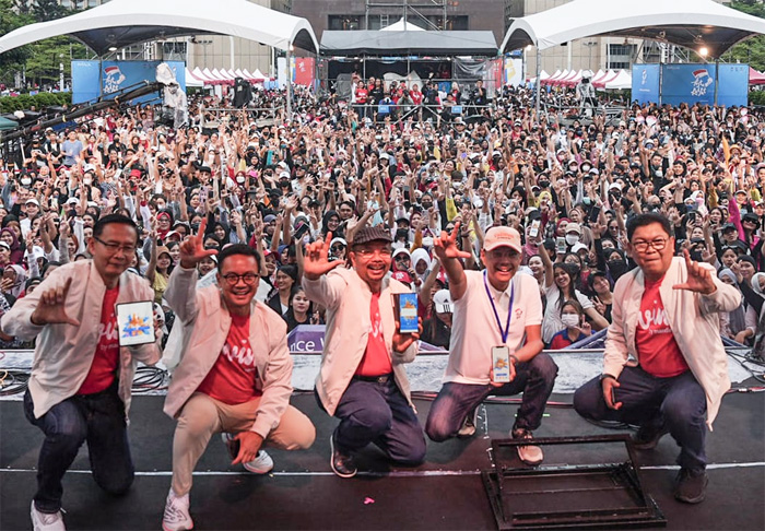Jajaran direksi Bank Mandiri saat mengenalkan Livin’ Around the World dalam Pesta Rakyat di Taiwan, Minggu (20/8). - Image