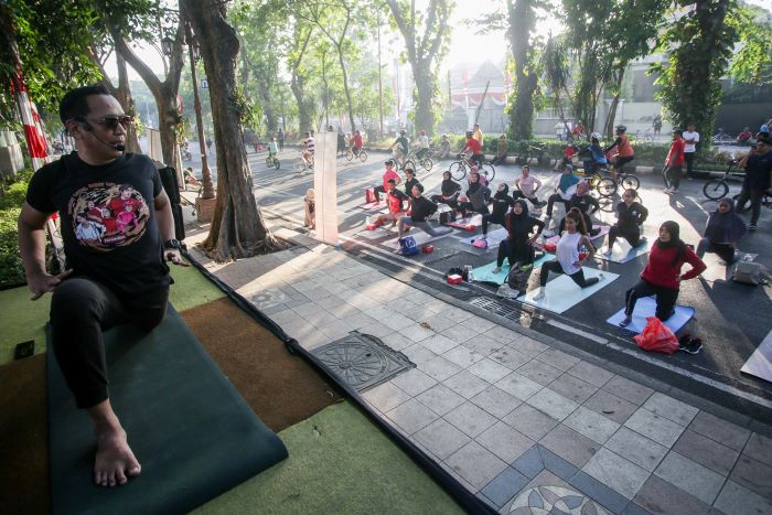 Warga Surabaya yoga bareng Hemaviton Fit and Health 2023 di Car Free Day di Jalan Darmo Surabaya. - Image
