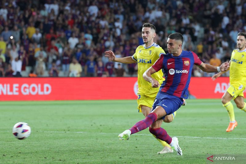 Penyerang Barcelona Ferran Torres mencetak gol kedua untuk timnya pada pertandingan Liga Spanyol melawan Cadiz, yang dimainkan di Lluis Companys Olimpic Stadium, Barcelona, Minggu (20/8/2023) (ANTARA) - Image